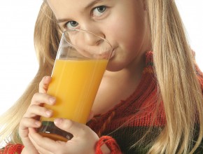 Jeune fille boit jus d'orange